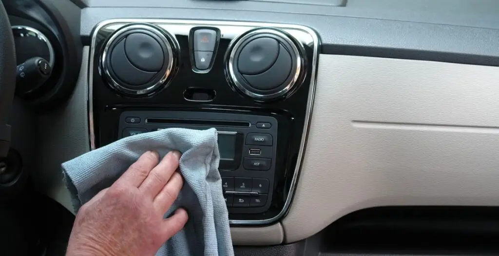 The center console of the car is carefully cleaned using a microfiber cloth. With gentle strokes, dust, dirt, and grime are effectively removed, leaving the surface looking fresh and restored.